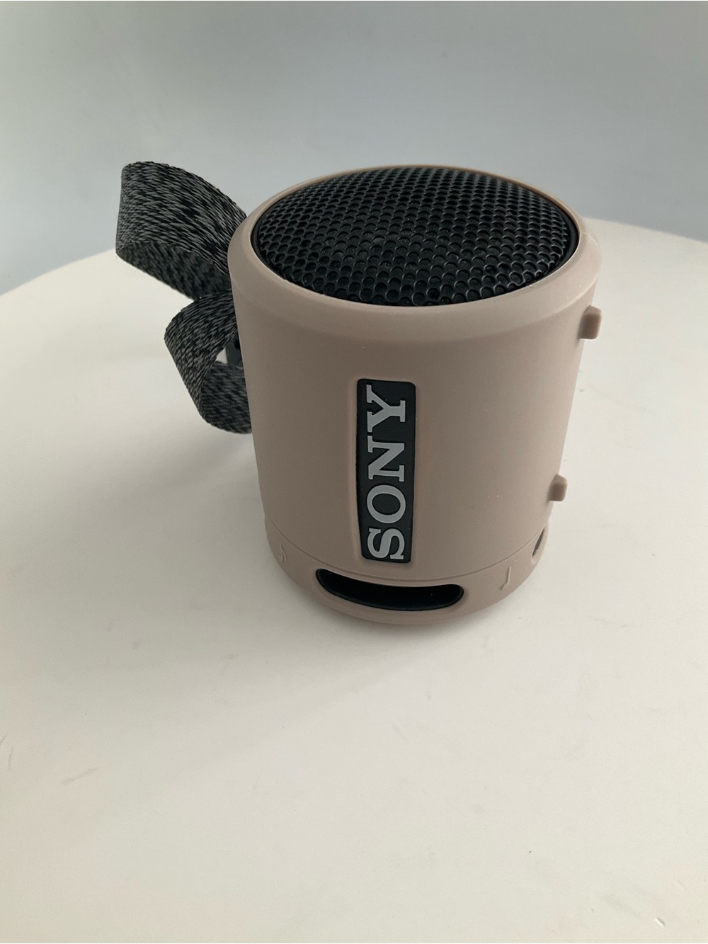 Sony Black Portable Bluetooth Speaker w/ Taupe Silicone Cover Case and cable - Picture 4 of 9